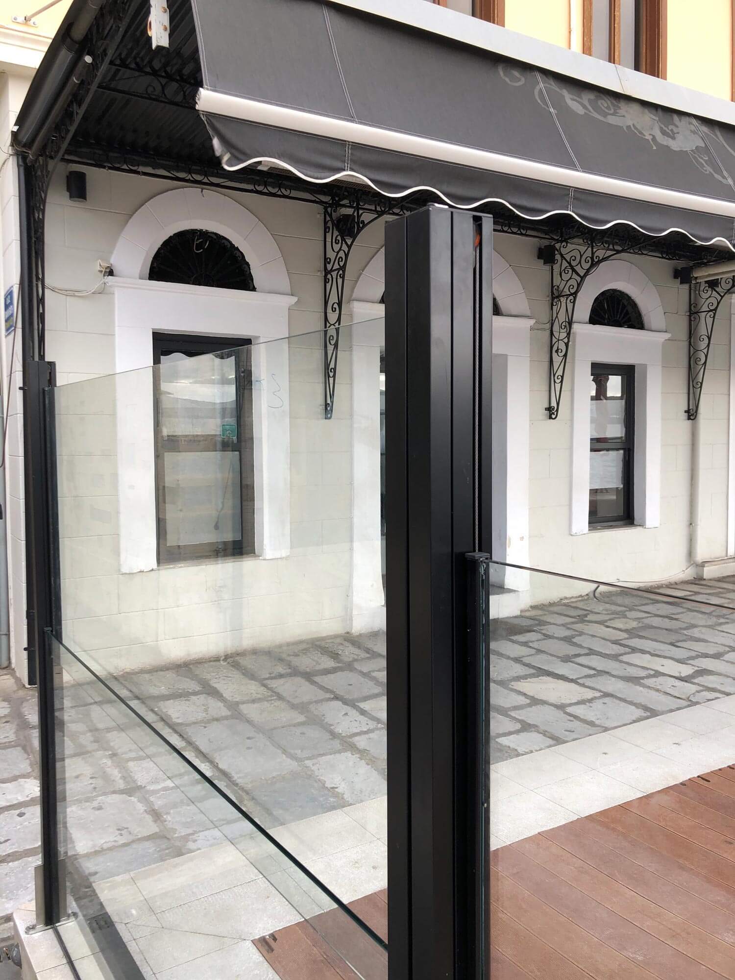 Γυάλινος πτυσσόμενοςανεμοφράκτης